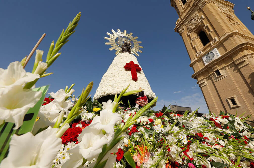Virgen del Pilar ofrenda flores